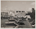 Het Gouvernementsplein (vooraan) en de Handelskade in Willemstad met rechts het kantoor van de Koninklijke Nederlandsche Stoomboot Maatschappij