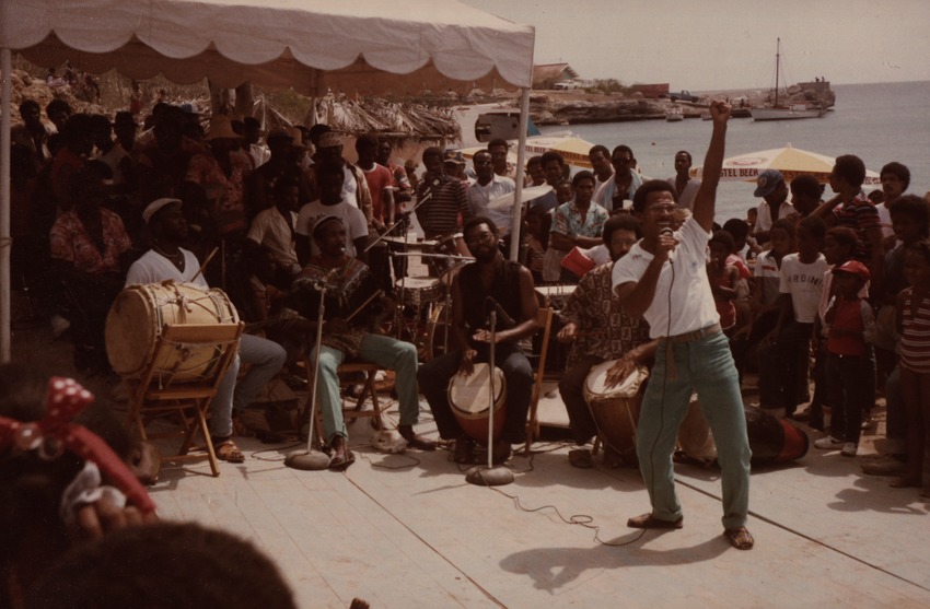 Gilbert (Gibi) Bacilio (geboren op 23 juni 1950 in Curaçao), tijdens een optreden met Isoco te Boca St. Michel op Curaçao
