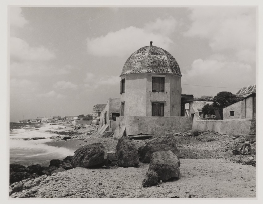 De Octogoon aan zee, door Curaçaoënaars "Dakki parasol" genoemd, achter Penstraat 126-128 te Willemstad