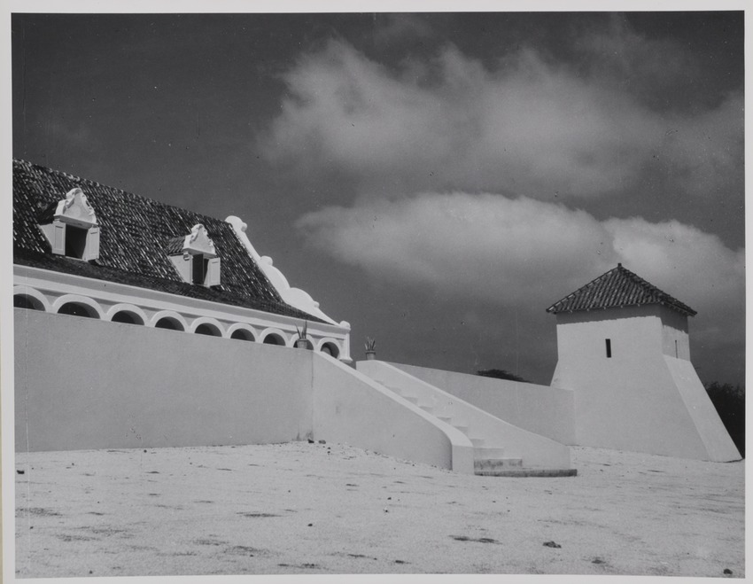 Landhuis Brievengat op Curaçao met een der hoektorens na de restauratie van 1955