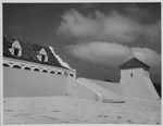 Landhuis Brievengat op Curaçao met een der hoektorens na de restauratie van 1955
