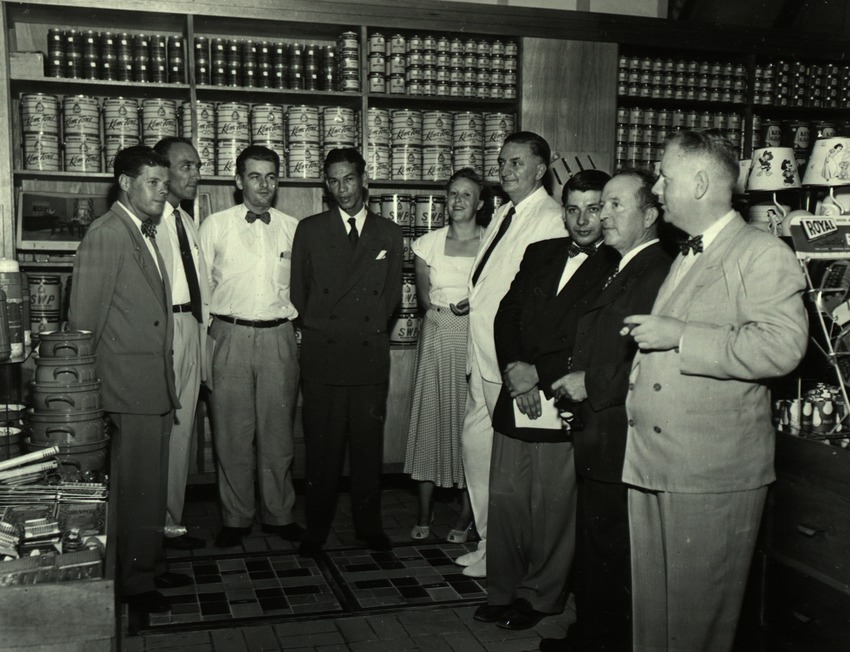 Meneer H. Sweers (1e v.r.) bij de opening van de winkel Metropolis te Willemstad