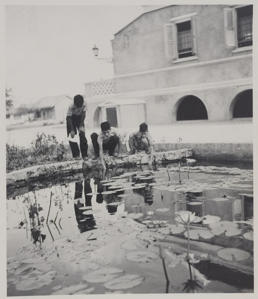 Kinderen in de tuin van het Curaçaosch Museum in Mundo Nobo te Willemstad op Curaçao