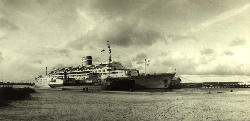 Schip Santa Maria in de werven in Zeelandia te Willemstad