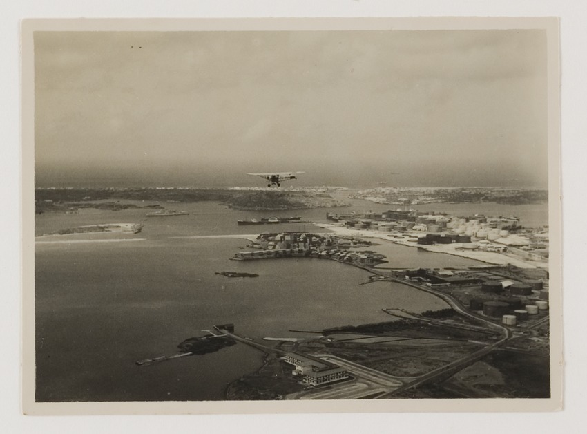 De Piper Cub PJ-ACA boven het Schottegat te Willemstad