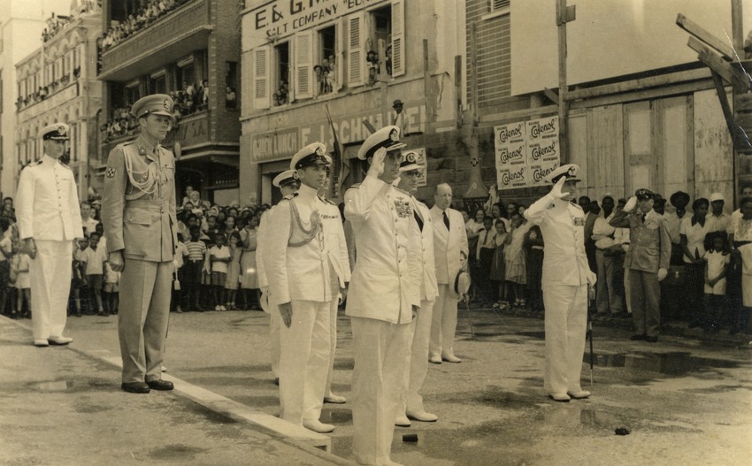 Prins Bernhard voor de gelegenheid in een marine uniform (vooraan) tijdens het bezoek van koningin Juliana en prins Bernhard aan Curaçao van 18 - 21 oktober 1955 in Willemstad