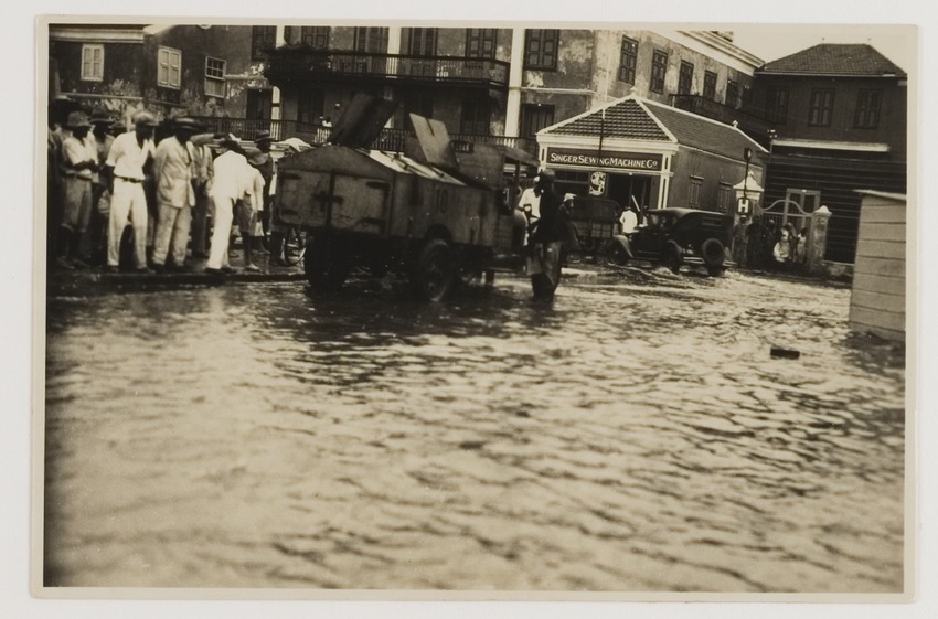 Wateroverlast op het Brionplein te Willemstad ten gevolge van een storm