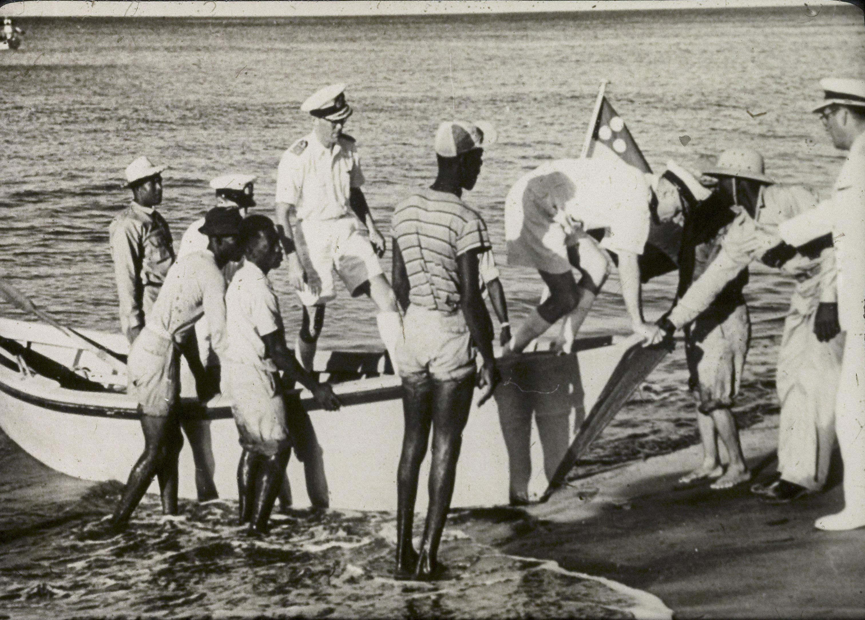 Sloep komt aan op het strand in Suriname of op de Nederlandse Antillen