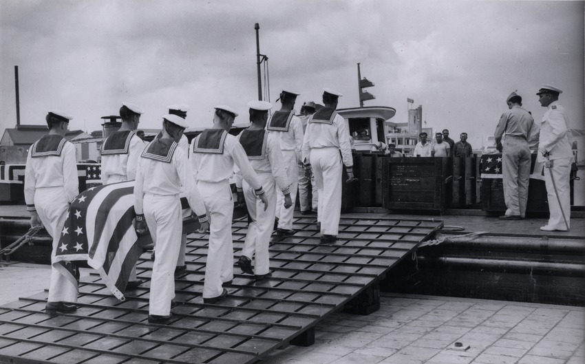 Gesneuvelde of overleden Amerikaanse matrozen worden overgebracht vanuit Willemstad op Curaçao naar Amerika