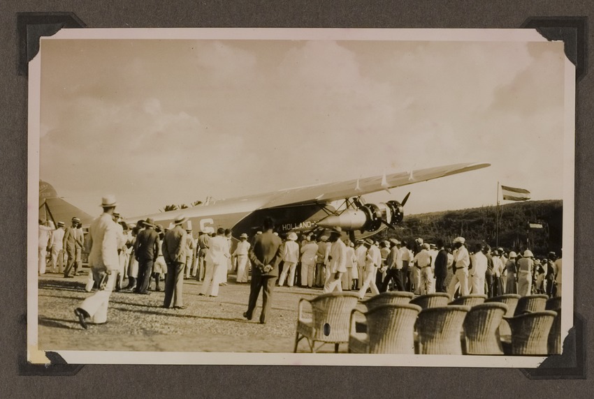 De Snip, een Fokker 18, met gezagvoerder J.J. Hondong na de landing op het vliegveld Hato van Curaçao, die het begin inluidde van het Westindisch bedrijf van de KLM