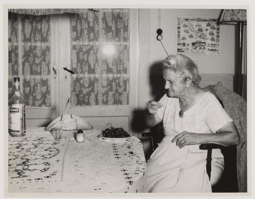 Mevrouw A. van Essen-Vuurmans, weduwe van dominee Aaldert van Essen, in het huis van haar zoon J.C. van Essen, hoofd Fotografische Dienst van de Curaçao Petroleum Industrie Maatschappij, aan de Caracasbaai op Curaçao