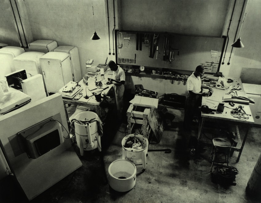Interieur van de werkplaats van de Curaçao Trading Company, S.A. (C.T.C.) ten behoeve van de winkels met huishoudelijke apparaten te Willemstad