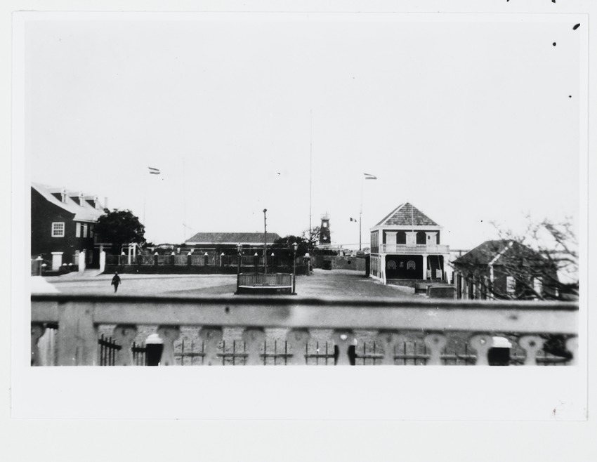 Fort Zoutman te Oranjestad met in het midden de Willem III-toren (uit 1867) die dienst doet als vuurtoren