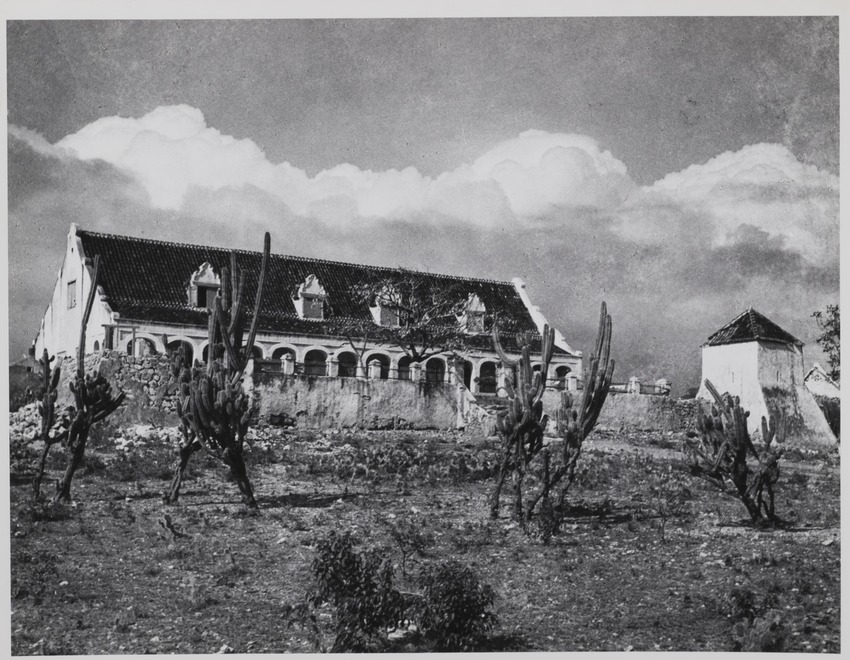 Landhuis Brievengat op Curaçao voor de restauratie van 1955 met rechts een hoektoren