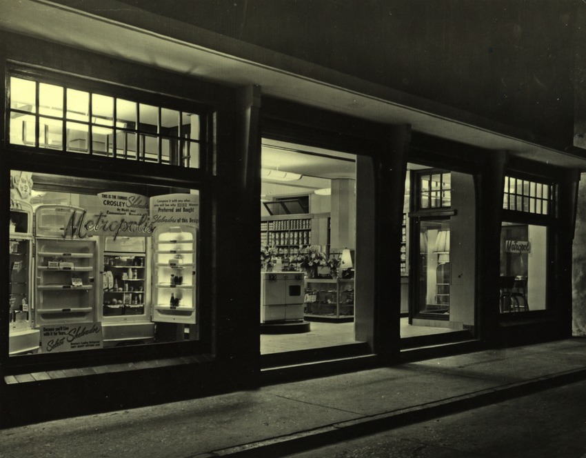 Etalage van de winkel van de Curaçaosche Handel Maatschappij (Metropolis) aan de Heerenstraat 33 te Willemstad