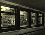 Etalage van de winkel van de Curaçaosche Handel Maatschappij (Metropolis) aan de Heerenstraat 33 te Willemstad