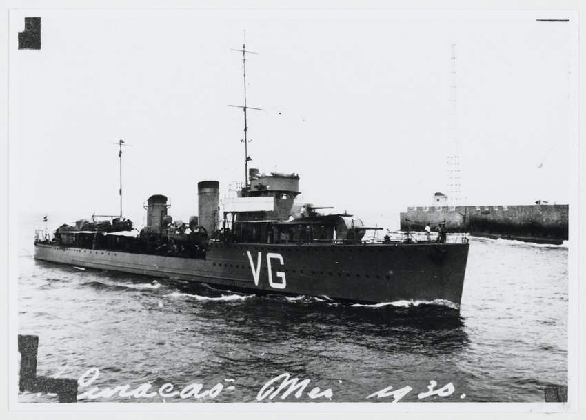 Hr.Ms. torpedobootjager Van Galen in de Sint Annabaai te Willemstad