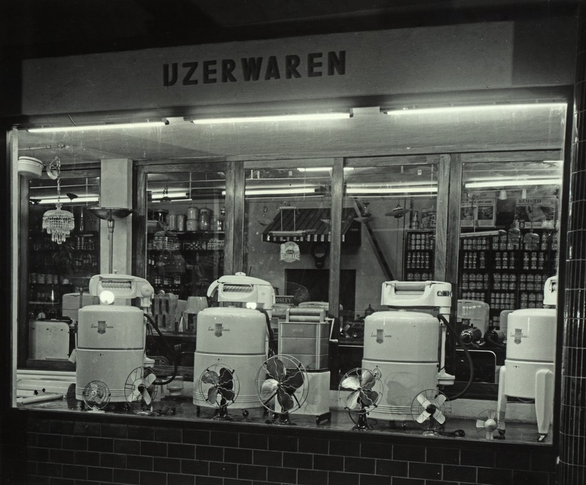 Etalage met wasmachines van winkel Otrabanda van de Curaçaosche Handel Maatschappij te Willemstad