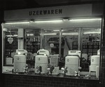 Etalage met wasmachines van winkel Otrabanda van de Curaçaosche Handel Maatschappij te Willemstad