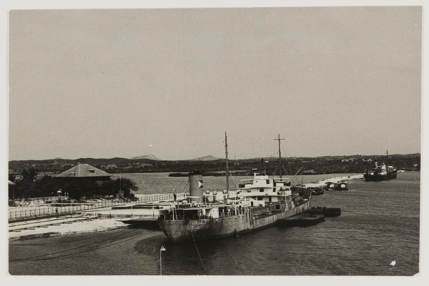De tanker Athene uit Kristiansand aan een steiger bij de Curaçaosche Petroleum Industrie Maatschappij