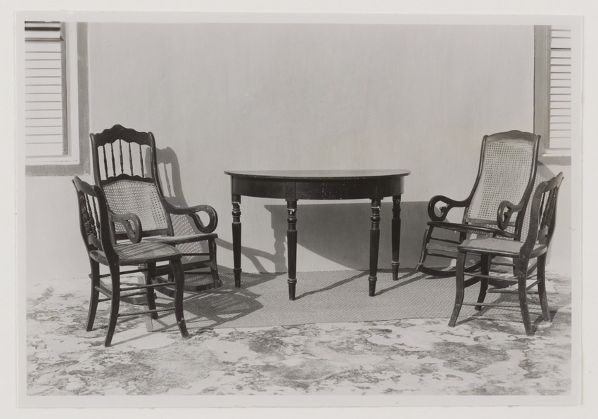 Wandtafel met twee schommel- en twee gewone stoelen op de Nederlandse Antillen