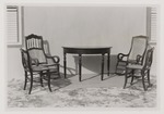 Wandtafel met twee schommel- en twee gewone stoelen op de Nederlandse Antillen