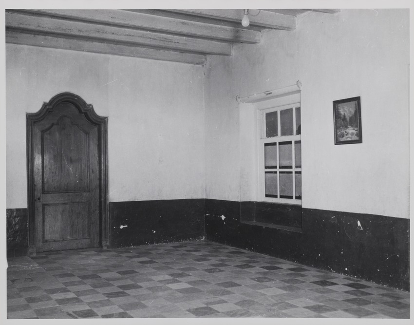 Hoekje van de zaal van landhuis Brievengat op Curaçao voor de restauratie van 1955