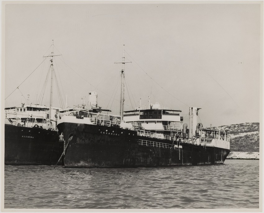 De Maximina en de Casandra in de Caracasbaai op Curaçao