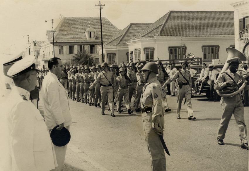 Teun Struycken, gouverneur van de Nederlandse Antillen tijdens een militaire parade ter gelegenheid van de verjaardag van prins Bernhard in Willemstad