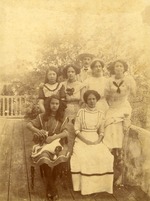 Maria Elisabeth (Momochi) Brown-Gorsira met haar dochters en vermoedelijk haar man, Pieter Erkens Brown te Curaçao