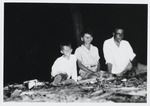 Twee kinderen tijdens het kamperen op Curaçao met de heer [...] Francis (rechts) van de Curaçaosche Petroleum Industrie Maatschappij