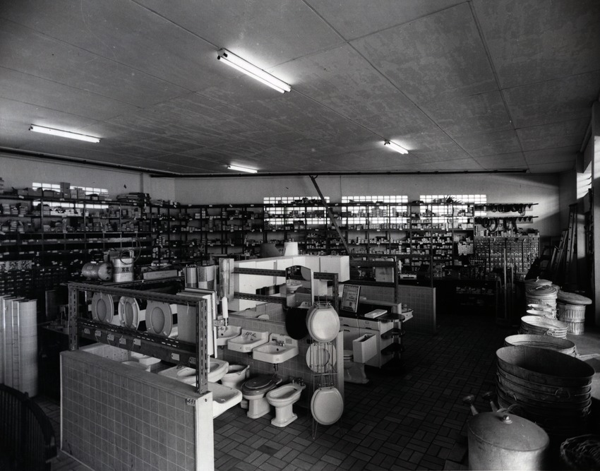 Interieur van de Otrabanda winkel van de Curaçao Trading Company, S.A. (C.T.C.) te Willemstad
