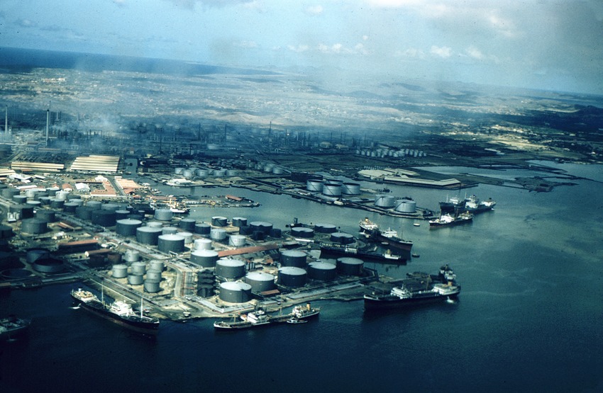Gezicht op een raffinaderij te Curaçao