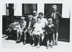 Aankomst te Willemstad van A.L.M. Ravelli-van Mosseveld met haar kinderen (v.l.n.r.), Thijs (=Matthijs), Dick, Floris, Miep, Dolf (=Rudolf) en Jaap om zich bij haar man te voegen