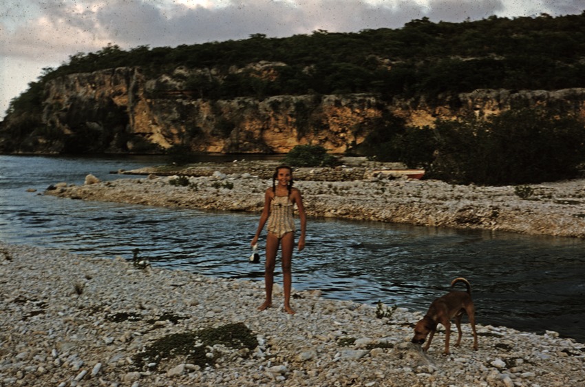 Meisje in een baai te Curaçao