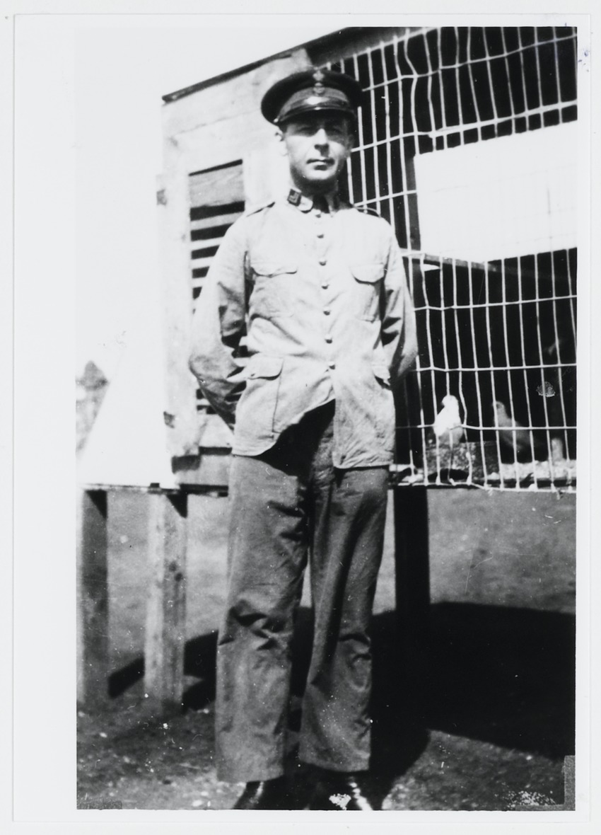 [...] Knaap, chauffeur van Dirk Pieter Ravelli, onderofficier van de Koninklijke Marine, in Willemstad