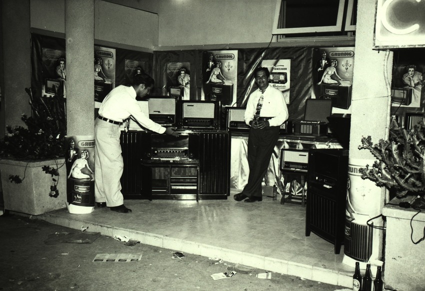 Stand van de Curaçaosche Handel Maatschappij op een tentoonstelling te Willemstad