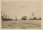 Een schip verlaat de haven van Willemstad