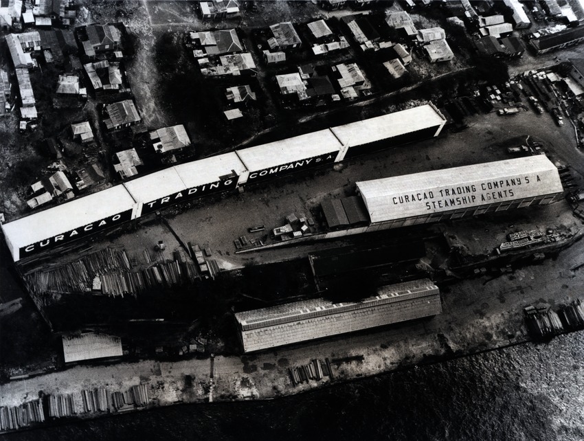 Pakhuizen van de Curaçao Trading Company S.A. (C.T.C.) aan de waterkant in Scharloo, Willemstad