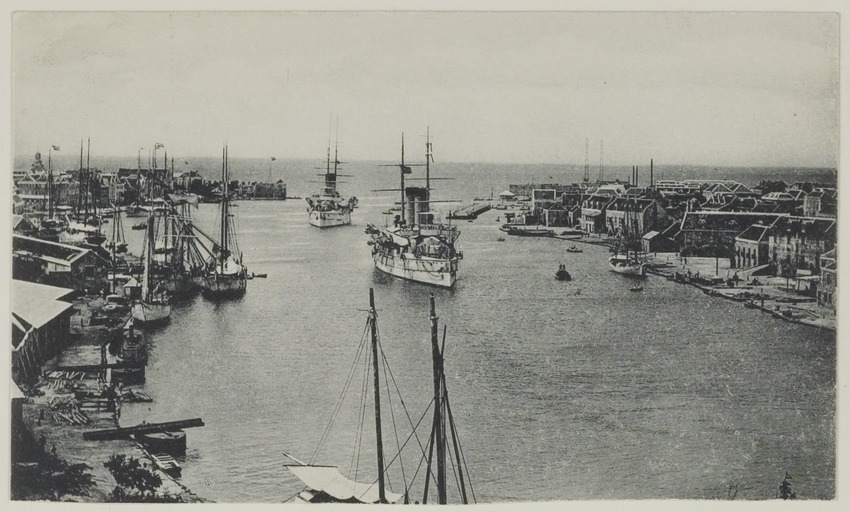 Het pantserschip Hr.Ms. De Ruiter en de kruiser Hr.Ms. Gelderland in de haven van Willemstad
