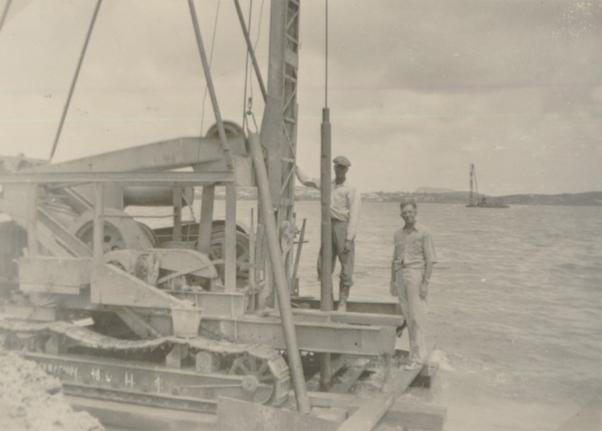 E.P.L. de Hoog (rechts), op de boormachine op een houten ponton in het Waaigat te Willemstad op Curaçao