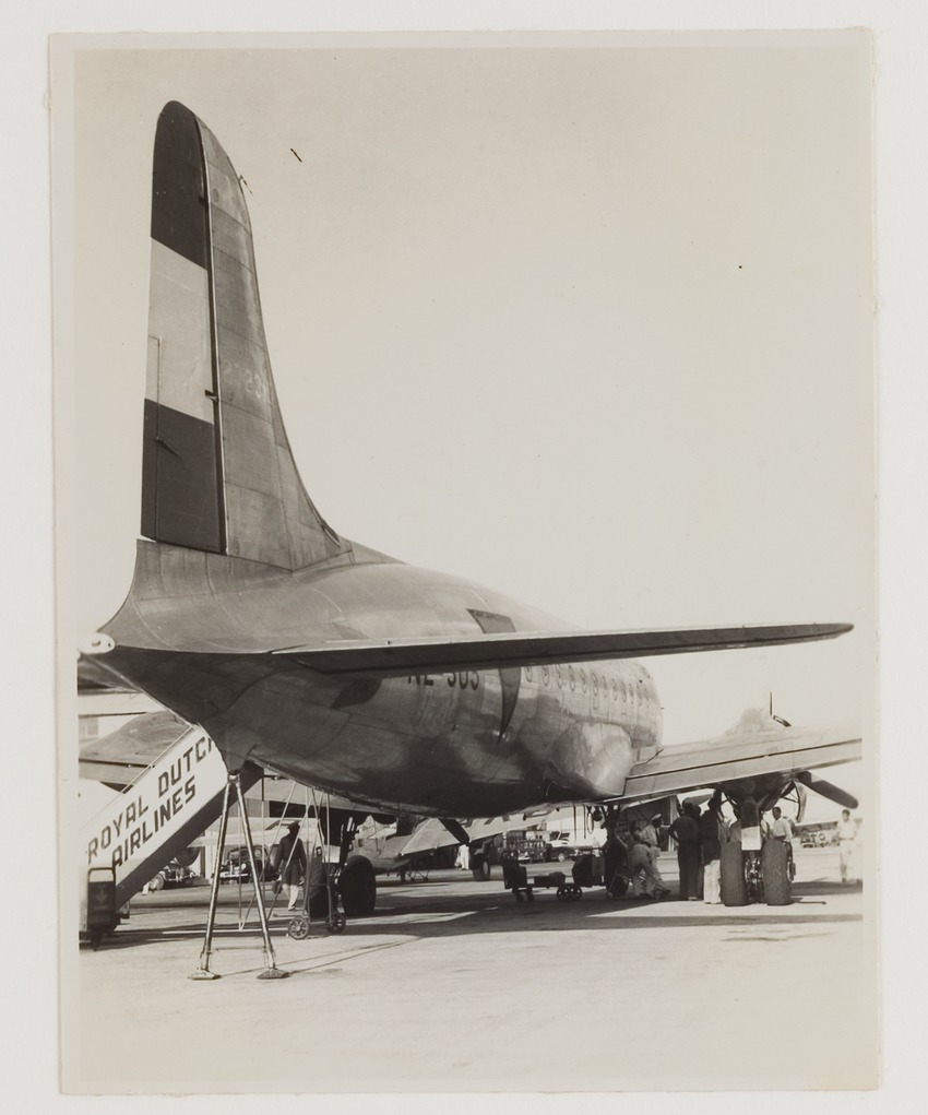 Het eerste KLM-vliegtuig na de Tweede Wereldoorlog na de landing op vliegveld Hato op Curaçao
