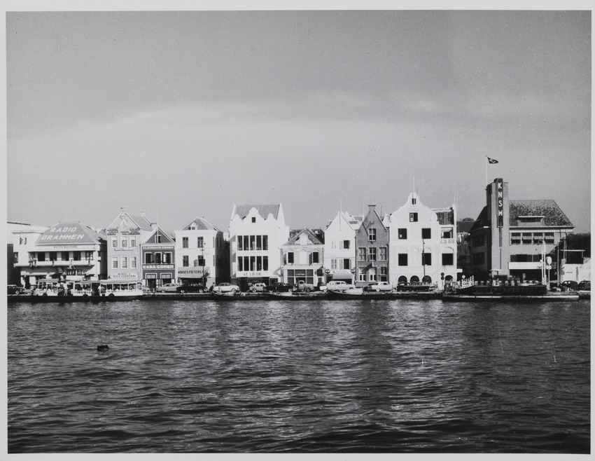 De Handelskade in Willemstad met rechts het kantoor van de Koninklijke Nederlandse Stoomboot Maatschappij