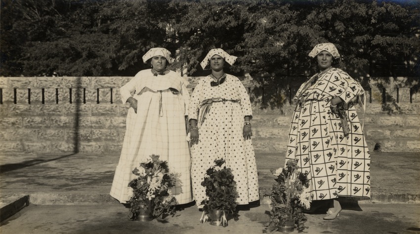 Surinaamse dames in koto tijdens het defilé ter ter ere van de geboorte van prinses Beatrix in Willemstad