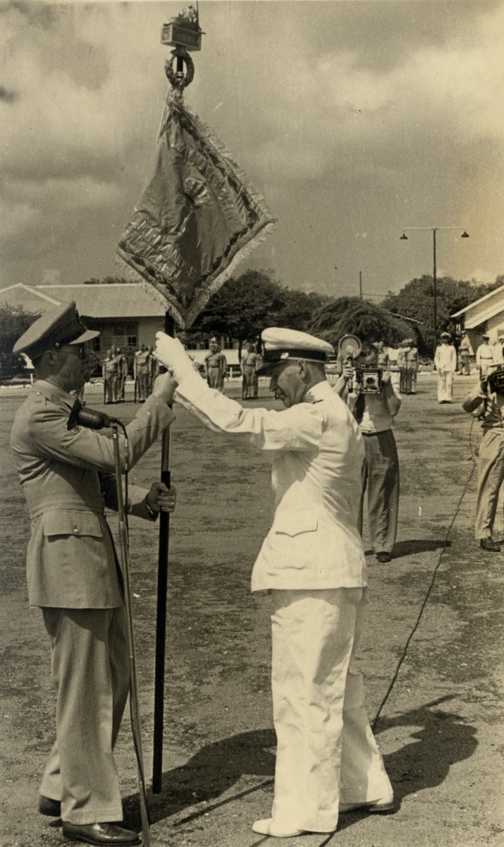 Prins Bernhard (links) tijdens het bezoek van koningin Juliana en prins Bernhard aan Curaçao van 18 - 21 oktober 1955 in Willemstad