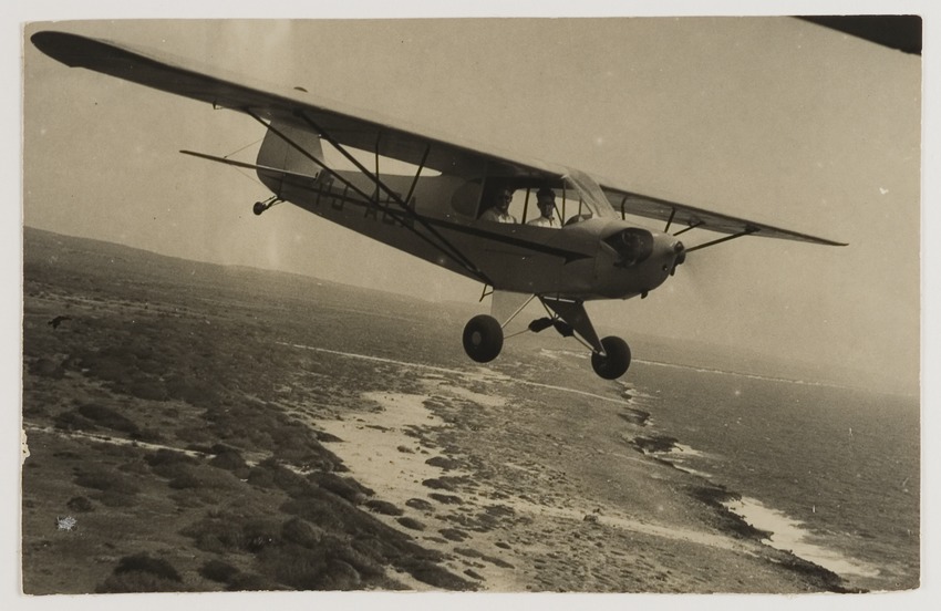 Twee vliegers in de Piper Cub PJ-ACA boven de kust van Curaçao