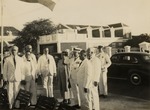 Civiel bestuursambtenaar (2e van rechts) en een eerste luitenant van het leger (achteraan) te Curaçao