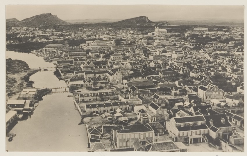 Willemstad met op de achtergrond de Ceru Pretu, de Veerisberg en de Jack Evertszberg