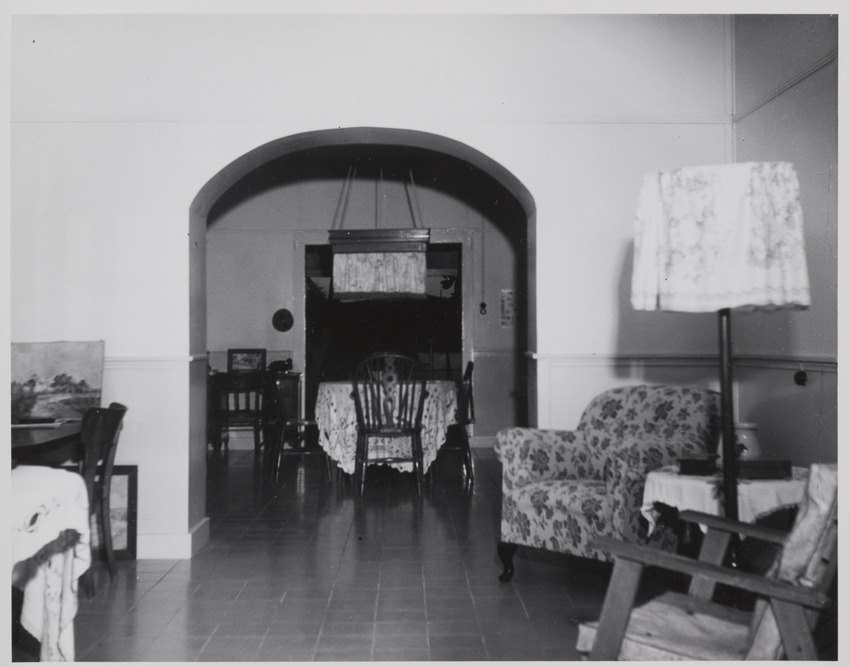 Interieur van het huis van Jan Carel van Essen, hoofd Fotografische Dienst van de Curaçaosche Petroleum Industrie Maatschappij, aan de Caracasbaai op Curaçao
