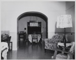 Interieur van het huis van Jan Carel van Essen, hoofd Fotografische Dienst van de Curaçaosche Petroleum Industrie Maatschappij, aan de Caracasbaai op Curaçao
